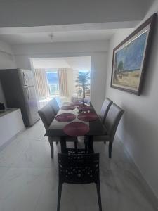a dining room with a table and chairs in a room at Mirante Piratininga - Casa 2 quartos - Vista Panorâmica Lagoa e Praia in Niterói
