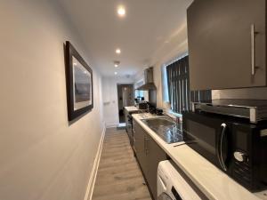eine Küche mit Spüle und Arbeitsplatte in der Unterkunft Middlesbrough Lodge in Middlesbrough