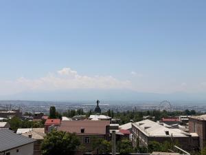 Blick auf eine Stadt mit einem Berg im Hintergrund in der Unterkunft Sheldon Hotel in Yerevan