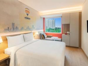 A bed or beds in a room at ibis Thane - An Accor Brand Még 51 kép