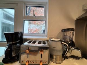 eine Küchenzeile mit Toaster und Mixer in der Unterkunft Middlesbrough Lodge in Middlesbrough