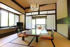 Una televisión o centro de entretenimiento en Konashi No Yu Sasaya