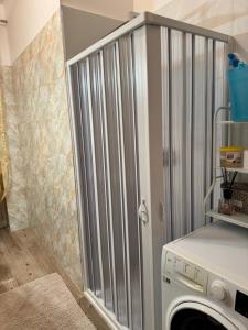 a washer and dryer in a laundry room at La casetta di Nino in Termoli