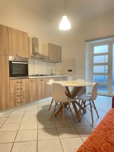a kitchen with a table and chairs in a room at Casa vacanze Da Fra in Cariati