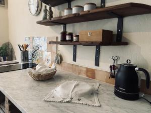 a counter with a tea kettle and a basket on it at Loft nel borgo di Tavernelle in Tavernelle