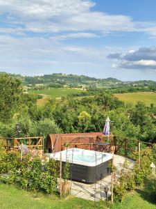 a hot tub in the middle of a garden at Il casale di Sandra in Chiusi