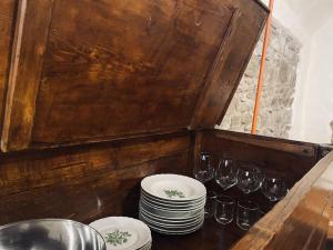 a group of plates and wine glasses on a counter at Loft nel borgo di Tavernelle in Tavernelle +31 photos