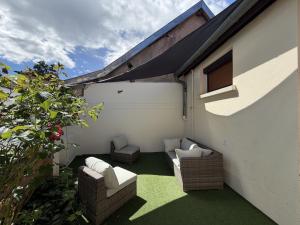 a patio with two chairs and a couch on a building at Mon petit cocon Seurrois in Seurre