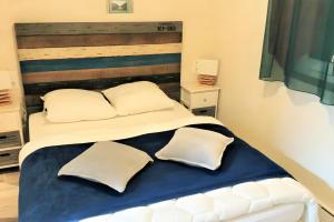 a bedroom with a bed with two pillows on it at Gentiane 7 pers - proche pistes in Châtel