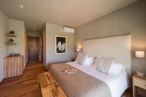 sypialnia z łóżkiem i książką na nim w obiekcie Macal Cachi Luxury Lodge w mieście Cachí