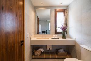 łazienka z umywalką i lustrem w obiekcie Macal Cachi Luxury Lodge w mieście Cachí +34 zdjęcia