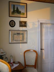 a room with a table and a chair and a picture on the wall at Die Gute Stube in Dobritz