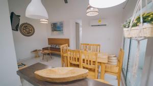 a dining room with a table and chairs at Familiar 5 piso in Coveñas