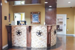 a lobby with a stone counter with a counter top at Black Gold Inn in Yoakum