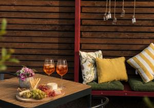 a table with two glasses of wine and grapes at Erftlodges L2 in Bad Münstereifel