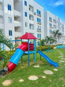 a playground in front of a large building at Familiar 5 piso in Coveñas