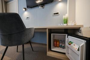a black chair sitting in front of a desk at Rooms Sorićev Dvor in Preko