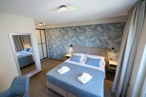 a hotel room with a bed and a mirror at Rooms Sorićev Dvor in Preko