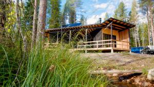 a log cabin in the woods with trees at Aurakoski 1 in Ranua