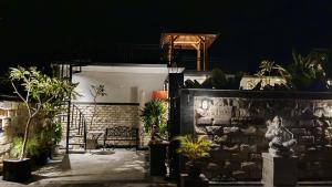 a patio at night with a bunch of plants at VILLA PAPA PUTU in Banjar