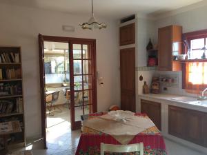 a kitchen with a table in the middle of a room at B&B Villa Giacrì in Rilievo