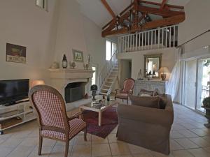 uma sala de estar com um sofá e uma lareira em Elegant house with swimming pool in H rault em Saint-Mathieu-de-Tréviers