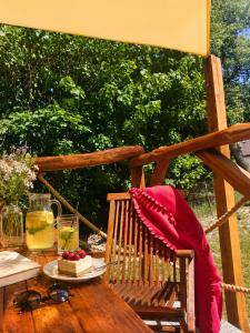 a table with a slice of cake on a wooden bench at Kurna Chata in Żyłka