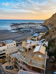 an aerial view of a beach with buildings and the ocean at Apart Hotel Ostrón in Rada Tilly