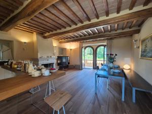 a kitchen and living room with a table and chairs at Agriturismo Camporotondo in Scarlino