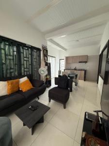 a living room with a couch and a table at SANTYS HOUSE MELGAR apartamento amoblado 6 Huéspedes in Melgar