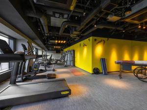 a gym with several treadmills and a treadmill at Mercure Tokyo Haneda Airport in Tokyo