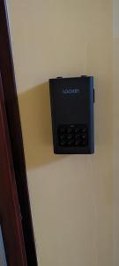 a black clock on the wall of a room at U Anny in Kętrzyn