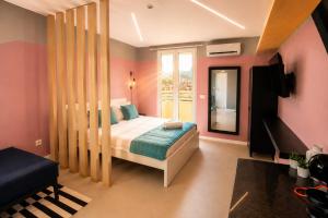 a bedroom with a bed and a large window at Social Lodge Happiness Studios in Funchal
