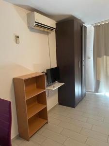 a room with a desk with a computer and a tv at Apartmani La Vi in Bar
