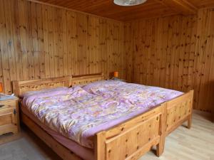 En eller flere senge i et værelse på detached holiday home in Grengiols Valais views