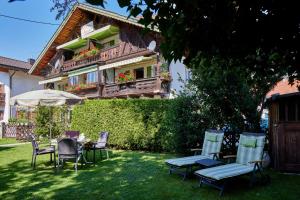 a table and chairs in the yard of a house at Gästehaus Angela in Garmisch-Partenkirchen