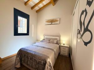a bedroom with a bed and a window at YourHouse A Casa Do Cordeiro in Allariz