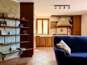 a living room with a blue couch in a kitchen at Pieve Antica in Piazza
