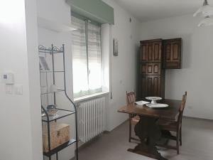 a dining room with a table and chairs and a window at VERDEDERA Casa Vacanze in Portocannone +6 photos