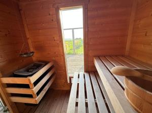 ein Zimmer mit Sauna und Fenster in der Unterkunft Schleirauschen in Klein Brodersby