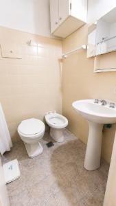 a bathroom with a toilet and a sink at Alojamiento céntrico con Wi-Fi in Mar del Plata