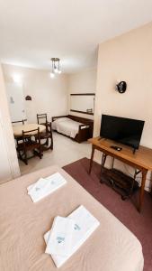 a room with a bed and a table with two beds at Alojamiento céntrico con Wi-Fi in Mar del Plata