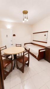 a bedroom with a table and a bed and a table and chairs at Alojamiento céntrico con Wi-Fi in Mar del Plata