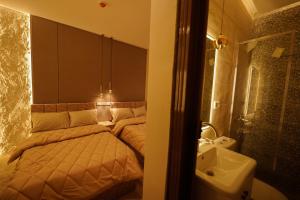 a bedroom with a bed and a bathroom with a sink at Sydney DownTown-Cairo in Cairo +84 photos