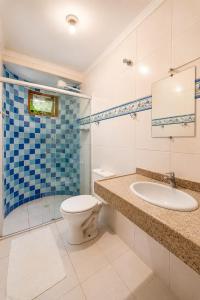 a bathroom with a toilet and a sink and a shower at Pousada Voo das Garças in Bonito +75 photos
