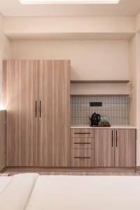 a kitchen with wooden cabinets in a room at Mansions by HomeSlice in Bangalore