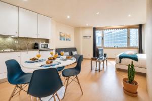 a kitchen and a living room with a table and chairs at GuestReady - MusicHall in Porto