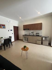 a living room with a kitchen and a table at Monoambiente Amplio in Tarija