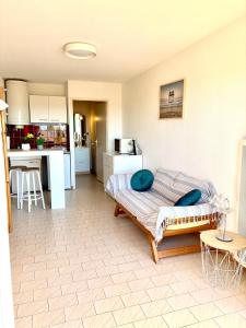 a living room with a bed and a kitchen at Studio 100m de la mer et port in Valras-Plage