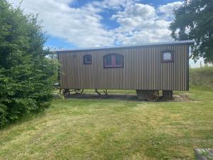 a small train car parked in a field at La Roulotte au Paradis in Arc-et-Senans